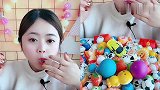 可爱美女直播吃小球巧克力，一口下去超过瘾，是向往的生活