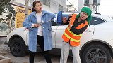 女白领当街扇环卫工耳光，环卫工一巴掌还回去：谁家没几辆豪车
