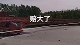 遇到违法限高杆，卡车直接报废，这下损失多少钱