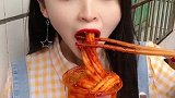 小姐姐吃红油耗子粉，看着都觉得辣啊