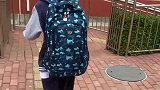 12岁男孩从校门口到教室，150米盲道走了近10分钟