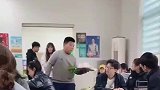女子打卡网红烧烤店，烧烤店小伙子大声喊号5号