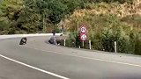 摩托跑山撞上特斯拉，但愿人没事！