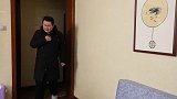小偷偷东西遇上美女机器人，谁知机器人智商堪忧，小偷赚大发了