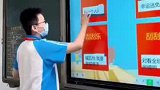 校园里的纯真与快乐，男孩抽奖抽到公主抱，毫不犹豫选择好友