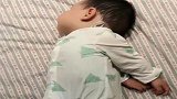 你以为宝宝侧着睡的，掀开被子那一刻，网友：这是耽误起飞了啊！