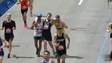 波士顿马拉松上演暖心一幕：素不相识跑者搀扶撞线