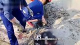 两女孩河边玩耍深陷淤泥 消防员“徒手挖泥”营救