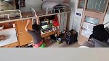 男生在宿舍玩捉迷藏，室友急得趴在门框上
