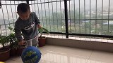 3岁不到的小孩子，就这么厉害了，长大后有望成为国家的运动员了