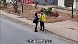 小两口路边闹矛盾，两巴掌后！男子清醒了