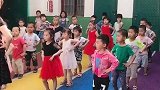 我们的幼师小姐姐和小朋友们一起跳舞，小朋友们太给力了
