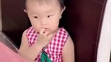 小宝宝在椅子上下不来，然后对妈妈喊救命啊，这反应好搞笑