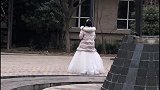 男子打工四年供女友上学，毕业后女子穿婚纱注定求婚！