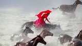 新疆“网红”女副局长策马时摔入河中，场面惊险！网友：太拼了新疆 网红 女局长 骑马
