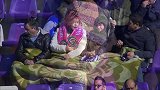 迎战闪电主场球迷全副武装：小萝莉满眼期待四人组毛毯加持