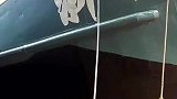 男子用6米长竹竿给船写字