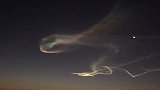 转发有好运！秦皇岛天空现神秘光线 或为飞行器尾流