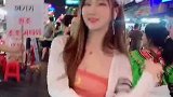 出国度假的小兔，逛街也要美美的！