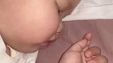 萌娃戒母乳不哭不闹，半夜吃空气砸吧安抚自己