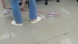 男生用撑衣杆打包六份饭菜回寝室