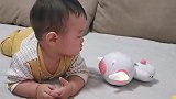 小宝宝第一次见到会说话的玩具，好奇的来回看，小模样好萌啊！