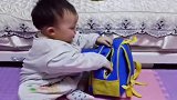 本以为小宝宝要拆哥哥书包，结果下一幕，竟这么暖心！