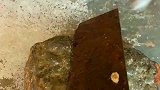 大哥路边捡来的石头，用菜刀敲开看里面