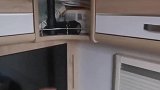 半夜露营在荒废的停车场，突然外边有动静…