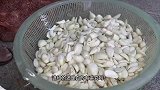 福建小哥用生芋头做家乡小吃，传承了300多年，高峰一天要做6000个