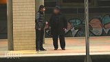 放屁冒烟恶作剧，向男子问路后假装放屁，路人非常惊讶