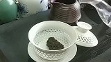 这是谁设计的茶杯，一壶热水浇上去之后，看得我尴尬症都犯了！