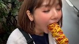 小姐姐在大街上吃东西，没想到咬了一口全是惊喜，吃完脸都红了！