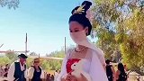 女子嫦娥装扮在美国街头翩翩起舞，惊艳到了路过的外国友人！