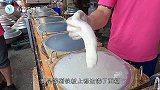 小伙街头卖“特制”小吃，15元1份，食客：咬一口都很爽！