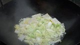 寒冬最暖胃的美味，鱼糕炖白菜，兄弟俩吃上一整锅，暖胃又暖心
