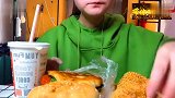 小美女吃汉堡，网友吃的真爽