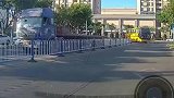 男子拍到大巴车逆行，而且还载着许多乘客