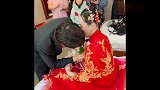 新娘偷偷亲新郎，不料新郎立即躲开，网友：太扫兴了，不是真男人