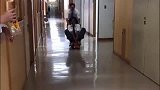 男子和同事玩扭扭车，车速太快乐了，下一幕太搞笑了
