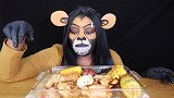 姐姐把自己化妆成特别奇怪的样子，大口吃海鲜真香啊