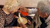 细心照顾奶奶十几年，十年如一日