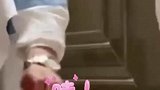 爸爸给女儿买了人生第一双高跟鞋