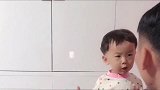 女儿真是妈妈的小棉袄，爸爸故意欺负妈妈，气的宝宝上去就打爸爸