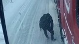 雪地路滑大货车难上坡