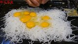 街头美食：鸡蛋还能这样吃，今天算是开眼界了，值得品尝！