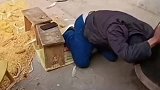 大哥在小金库取钱，结果老婆突发现