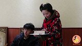 搞笑：霹雳给客人结账，结果一连几个屁惹怒客人，白吃了一顿午餐