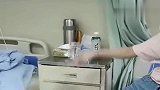 爸爸住院，女儿是这样陪床的，眼前一幕，还是小棉袄贴心啊！