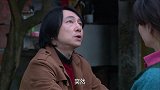 男子为了缓解僵局 情急之下抱住大妈平息干戈